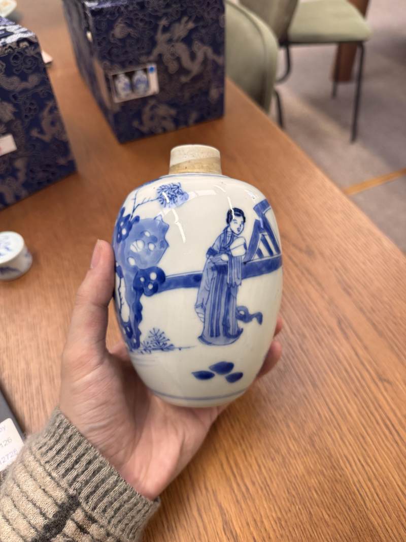 清康熙 青花仕女圖蓋罐一對 | Santos Collection | A pair of Chinese blue and white 'ladies' jars and covers, Qing dynasty, Kangxi period - 图31