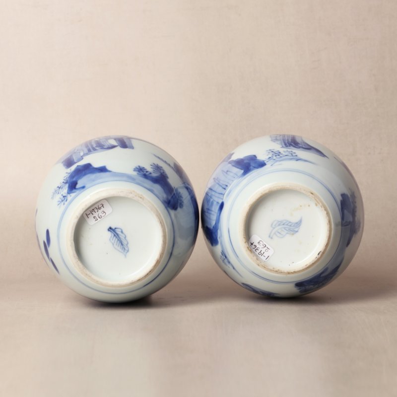 清康熙 青花仕女圖蓋罐一對 | Santos Collection | A pair of Chinese blue and white 'ladies' jars and covers, Qing dynasty, Kangxi period - 图44
