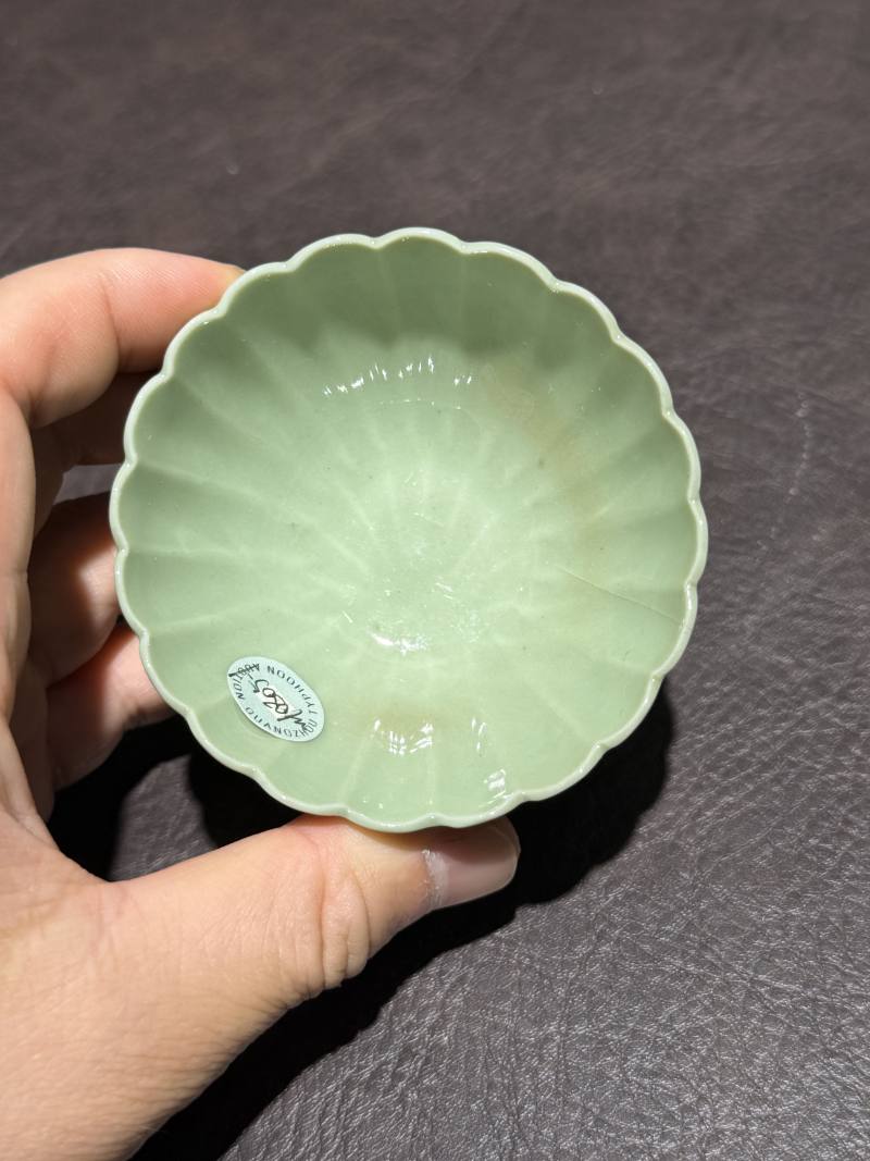 清乾隆 豆青釉花口杯 - 图4