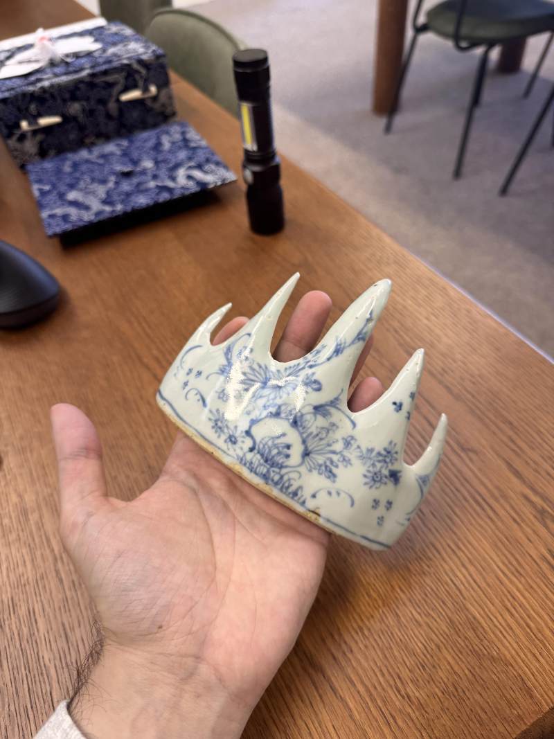 清康熙 青花花卉紋山形筆擱 | Santos Collection | A Chinese blue and white 'mountain' brush rest, Qing dynasty, Kangxi period - 图12