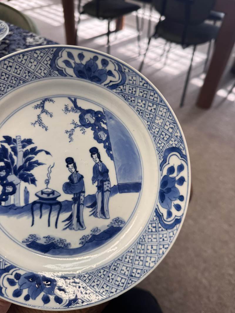 清康熙 青花仕女圖盤一對 《大清康熙年製》款 | Santos Collection | A pair of Chinese blue and white 'ladies' dishes, Qing dynasty, Kangxi mark and of the period - 图20
