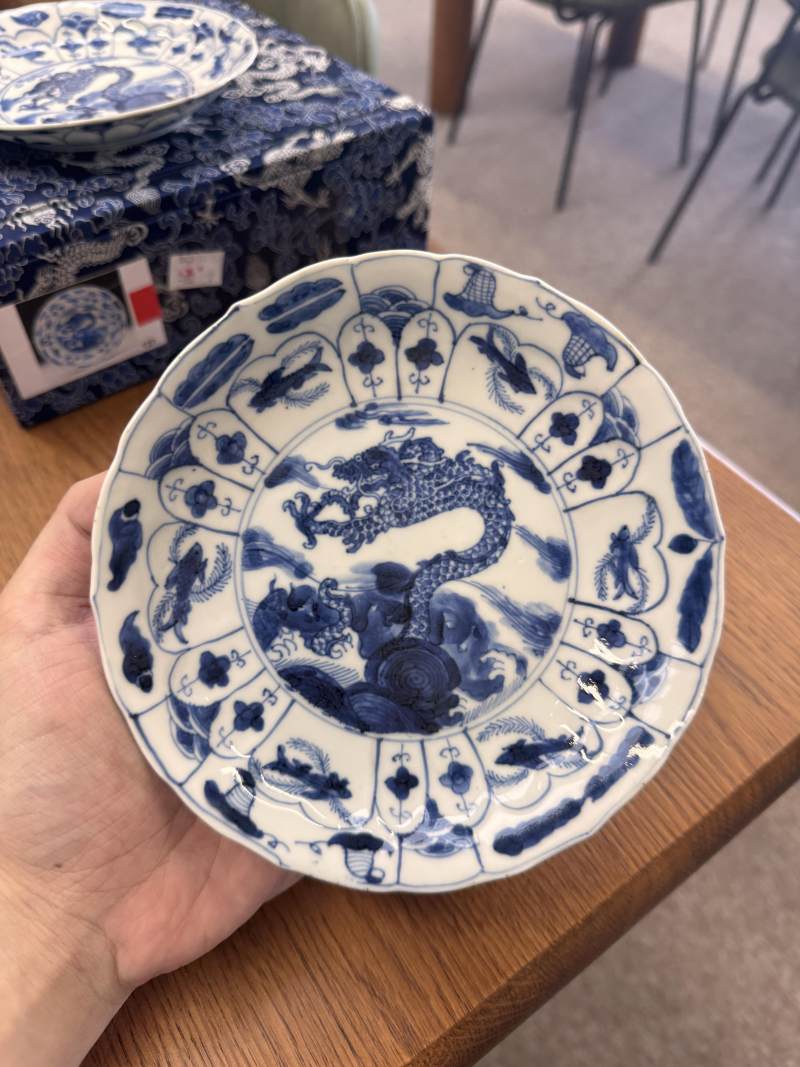 清康熙 青花躍龍紋盤一對 | Santos Collection | Two Chinese blue and white 'leaping dragon' dishes, Qing dynasty, Kangxi period - 图17