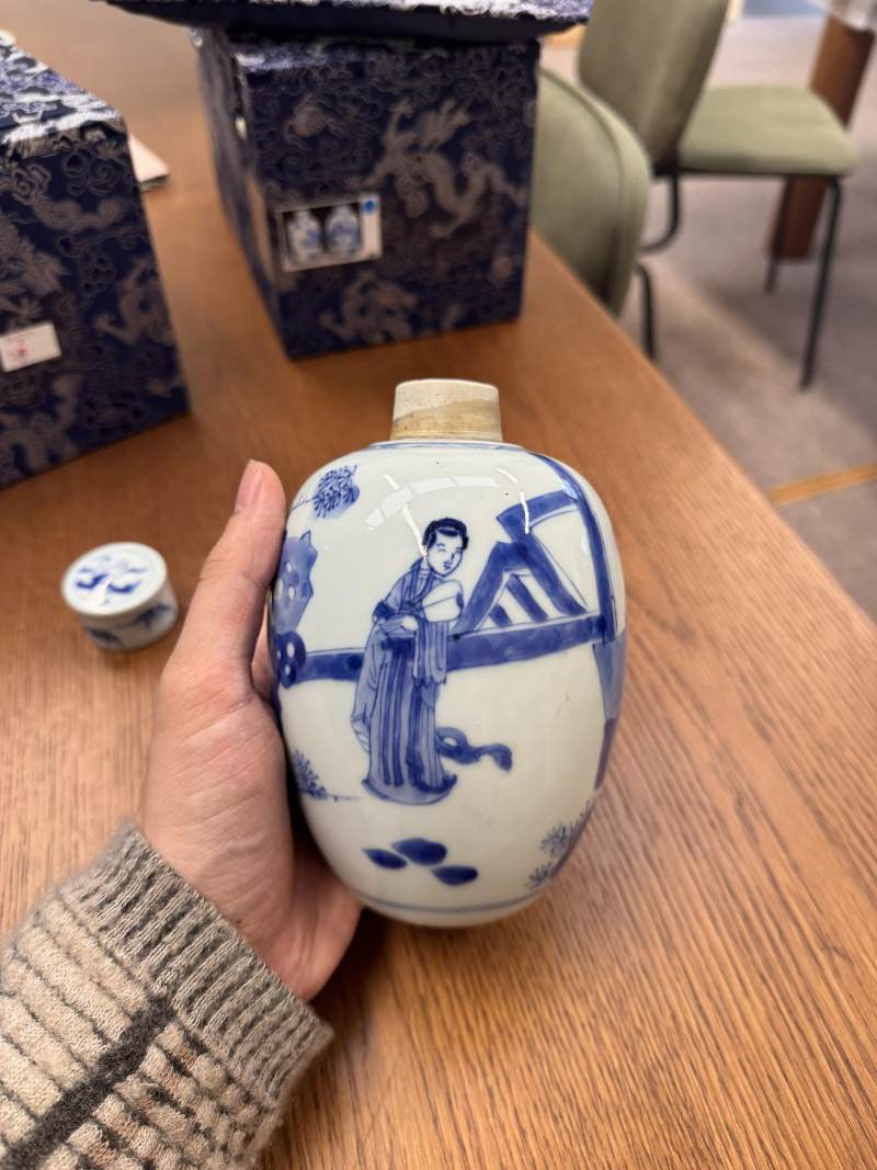 清康熙 青花仕女圖蓋罐一對 | Santos Collection | A pair of Chinese blue and white 'ladies' jars and covers, Qing dynasty, Kangxi period - 图21