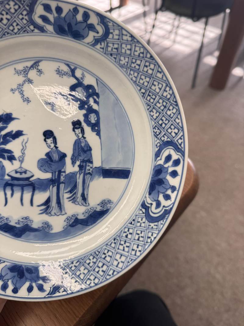 清康熙 青花仕女圖盤一對 《大清康熙年製》款 | Santos Collection | A pair of Chinese blue and white 'ladies' dishes, Qing dynasty, Kangxi mark and of the period - 图10
