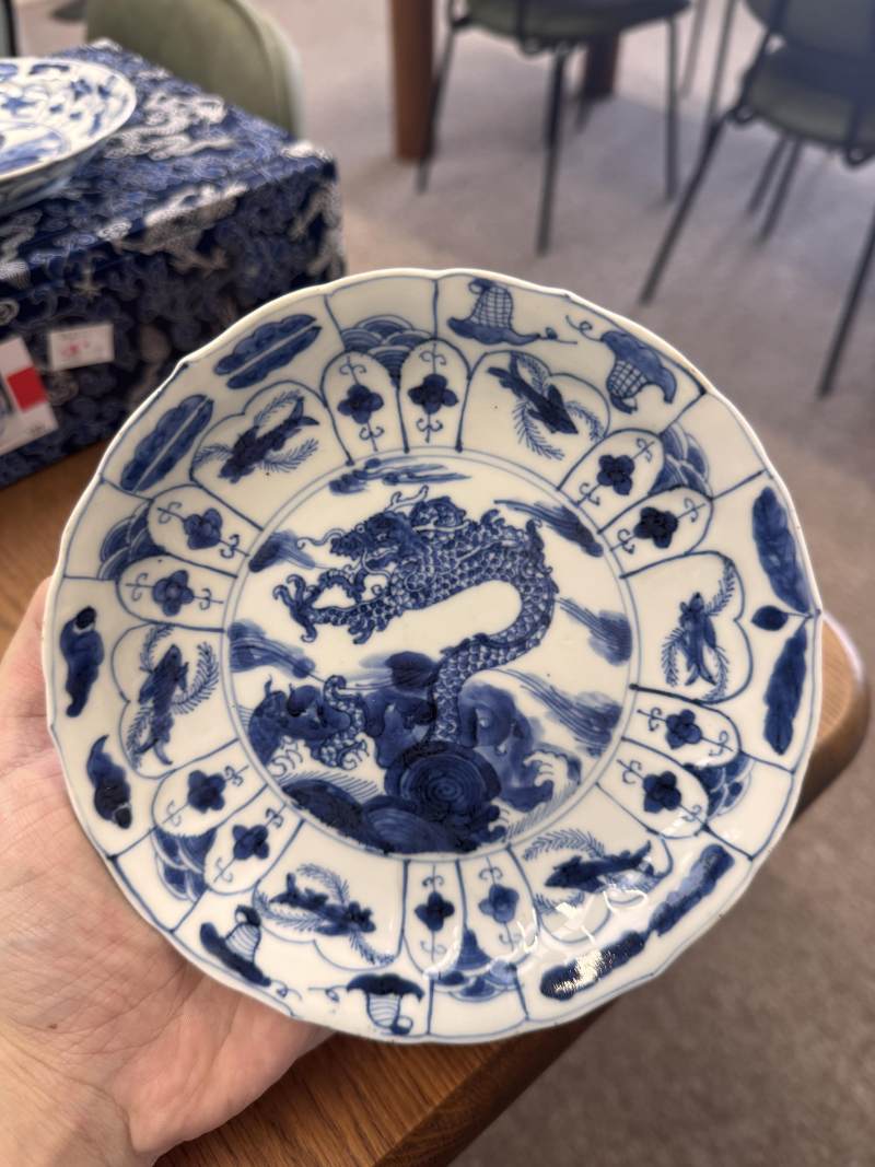 清康熙 青花躍龍紋盤一對 | Santos Collection | Two Chinese blue and white 'leaping dragon' dishes, Qing dynasty, Kangxi period - 图7