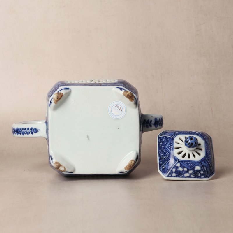 清乾隆 青花鏤空茶蓋壺 | Santos Collection | A Chinese export blue and white reticulated teapot and cover, Qing dynasty, Qianlong period - 图5