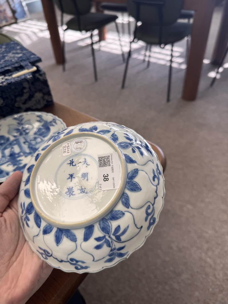 清康熙 青花模印仕女圖盤一對 《大明成化年製》款 | Santos Collection | A pair of Chinese blue and white moulded 'ladies' dishes, Qing dynasty, Kangxi period - 图19