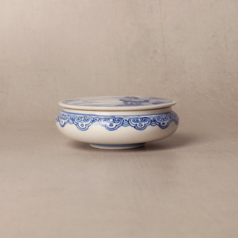 清康熙 漿胎青花樂釣圖蓋盒 | Santos Collection | A Chinese soft paste blue and white box and cover, Qing dynasty, Kangxi period - 图1