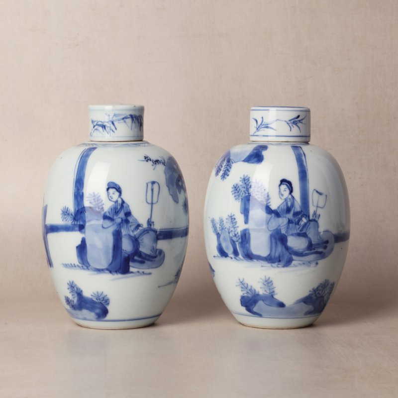 清康熙 青花仕女圖蓋罐一對 | Santos Collection | A pair of Chinese blue and white 'ladies' jars and covers, Qing dynasty, Kangxi period - 图1