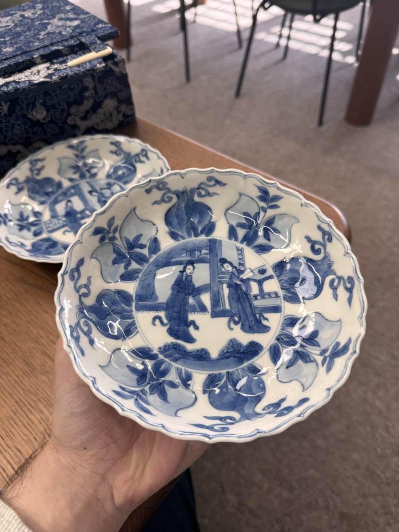 清康熙 青花模印仕女圖盤一對 《大明成化年製》款 | Santos Collection | A pair of Chinese blue and white moulded 'ladies' dishes, Qing dynasty, Kangxi period - 图9