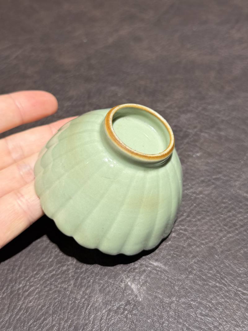 清乾隆 豆青釉花口杯 - 图5