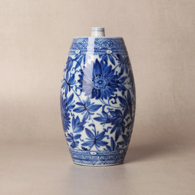 清康熙 青花纏枝花卉紋瓶 | Santos Collection | A Chinese blue and white 'spirit' bottle, Qing dynasty, Kangxi period - 图1