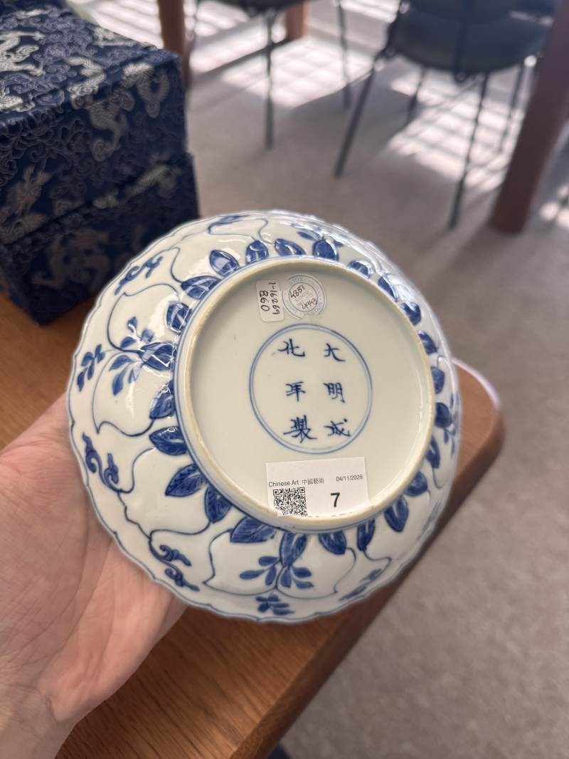 清康熙 青花模印仕女圖盤 《大明成化年製》款 | Santos Collection | A Chinese blue and white moulded 'ladies' dish, Qing dynasty, Kangxi period - 图3