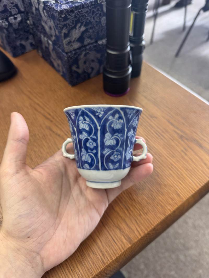 清康熙 青花花卉紋雙耳盃 | Santos Collection | A Chinese blue and white chocolate cup, Qing dynasty, Kangxi period - 图7
