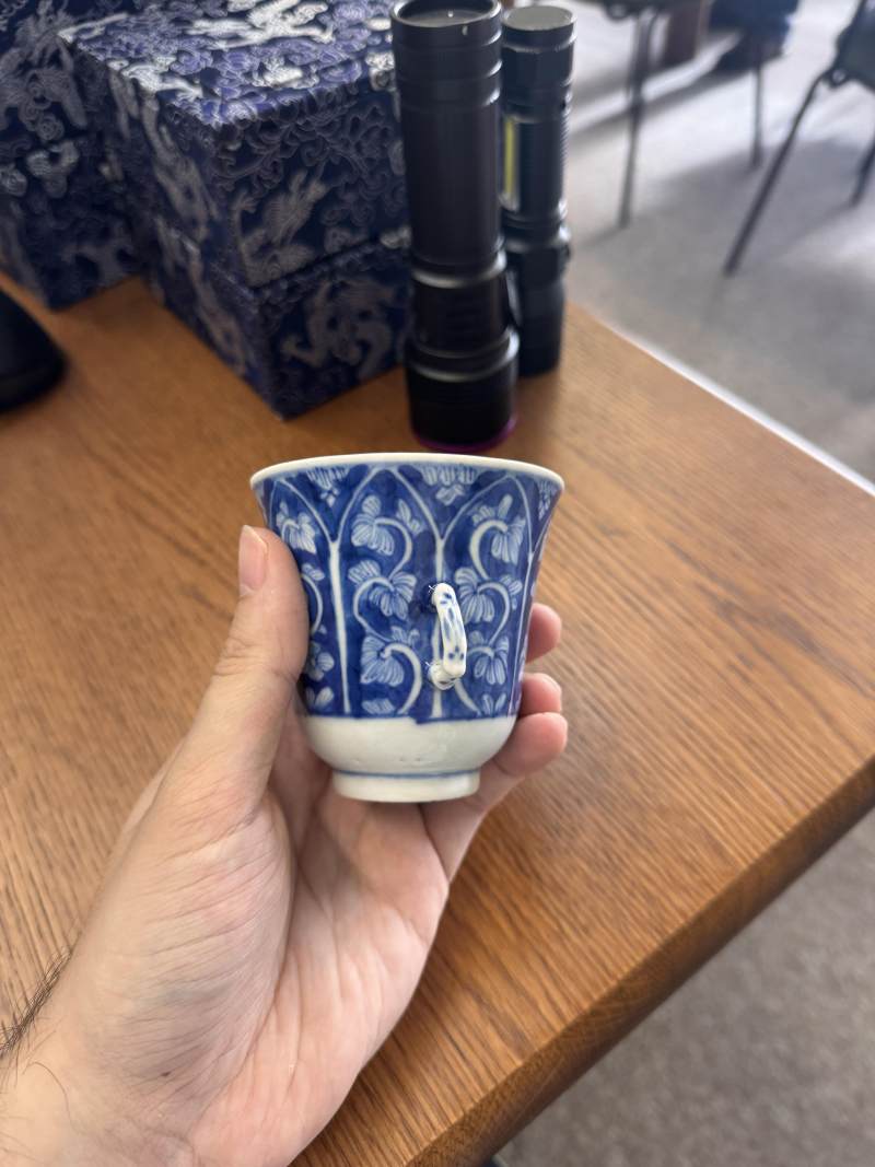 清康熙 青花花卉紋雙耳盃 | Santos Collection | A Chinese blue and white chocolate cup, Qing dynasty, Kangxi period - 图17