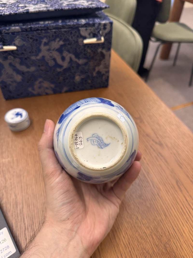 清康熙 青花仕女圖蓋罐一對 | Santos Collection | A pair of Chinese blue and white 'ladies' jars and covers, Qing dynasty, Kangxi period - 图45
