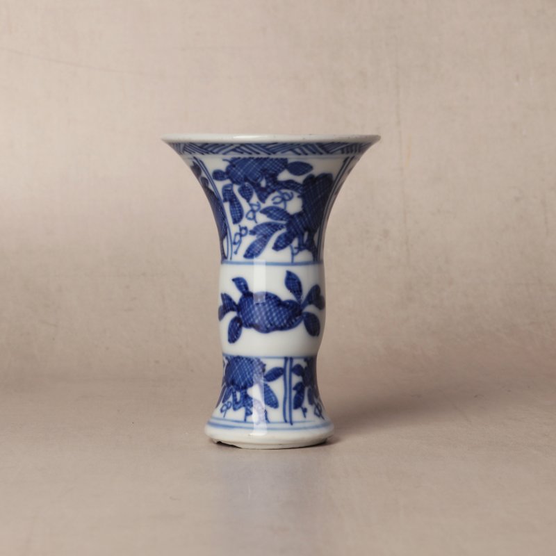 清康熙 青花花卉紋小觚 | Santos Collection | A small Chinese blue and white 'gu' vase, Qing dynasty, Kangxi period - 图2