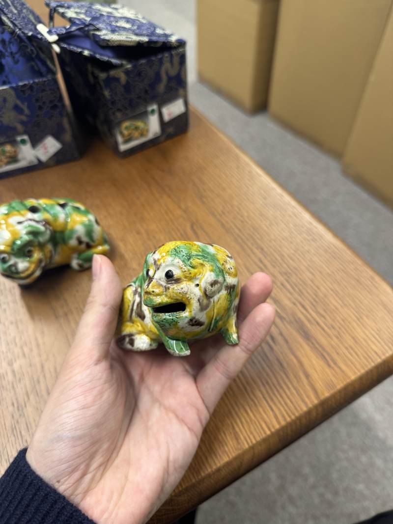 清康熙 卵白綠釉瑞獸像一對 | Santos Collection | A pair of Chinese egg and spinach-glazed 'mythical beast' figures, Qing dynasty, Kangxi period - 图15