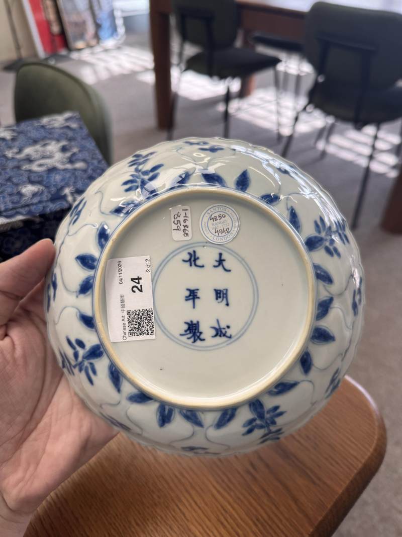 清康熙 青花模印仕女圖盤一對 | Santos Collection | Two Chinese blue and white moulded 'ladies' dishes, Qing dynasty, Kangxi period - 图20