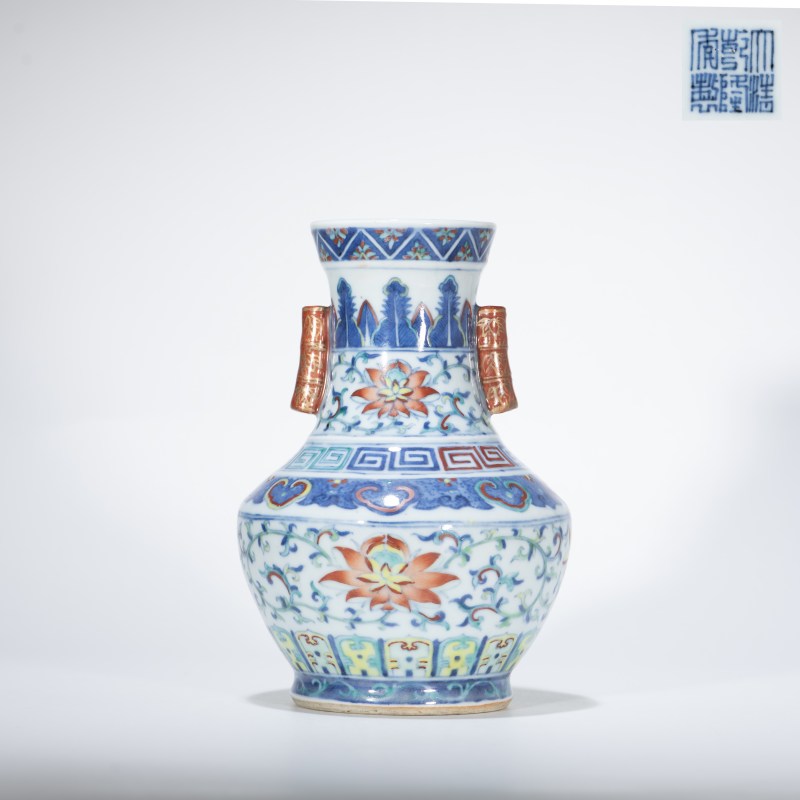 清乾隆 斗彩缠枝莲纹贯耳尊 - 图1