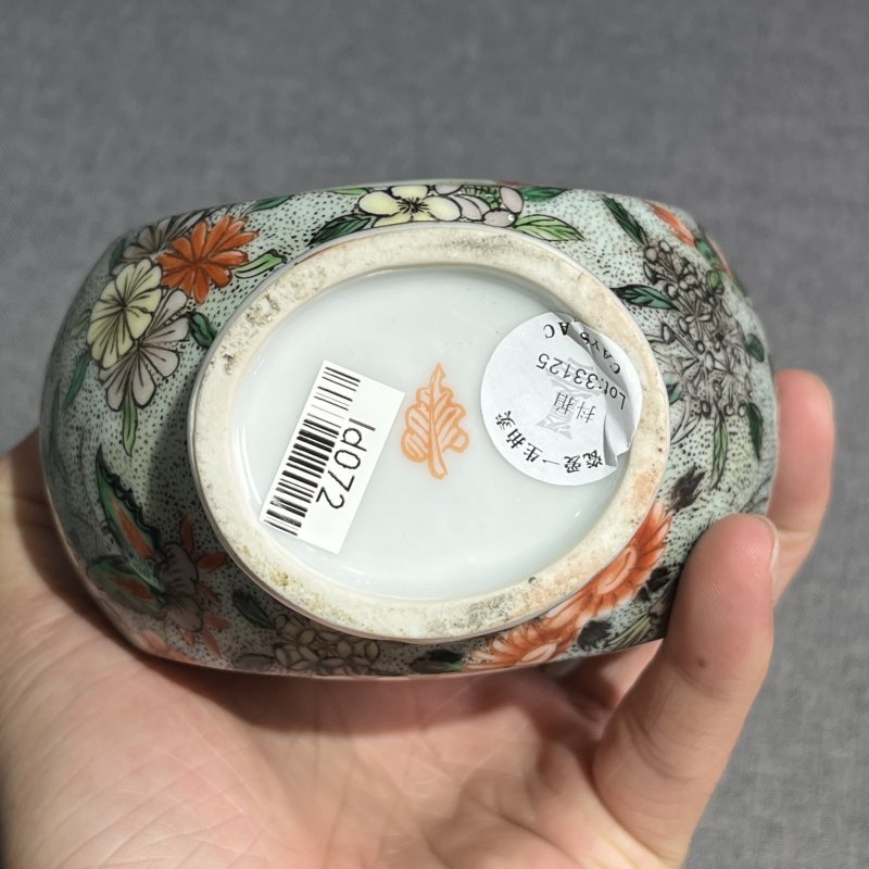 清晚期五彩人物抱月瓶一对 - 图9