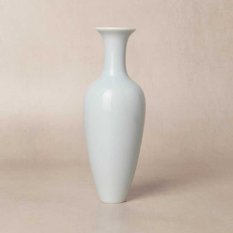 清康熙 天藍釉柳葉尊 《大清康熙年製》款 | A fine Chinese clair-de-lune 'willow leaf' vase, Qing dynasty, Kangxi mark - 图1