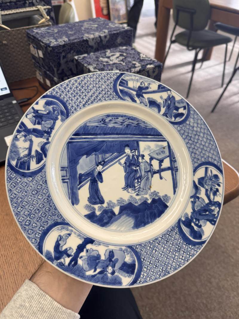 清康熙 青花人物圖盤 《大清康熙年製》款 | Santos Collection | A fine Chinese blue and white 'figural' dish, Qing dynasty, Kangxi mark and of the period - 图5