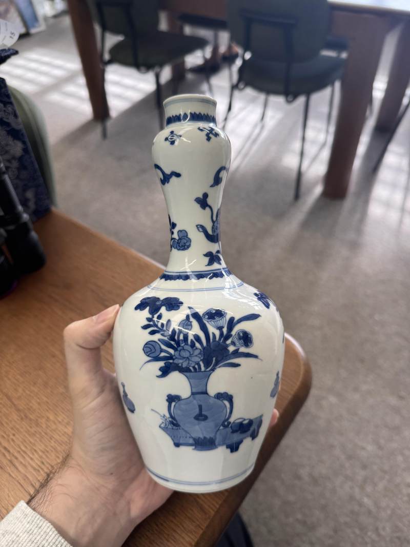 清康熙 青花花卉紋蒜頭瓶 | Santos Collection | A Chinese blue and white garlic-mouth vase, Qing dynasty, Kangxi period - 图8