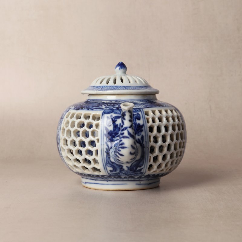 清康熙 青花鏤空花卉紋茶蓋壺 | Santos Collection | A Chinese blue and white reticulated teapot and cover, Qing dynasty, Kangxi period - 图4