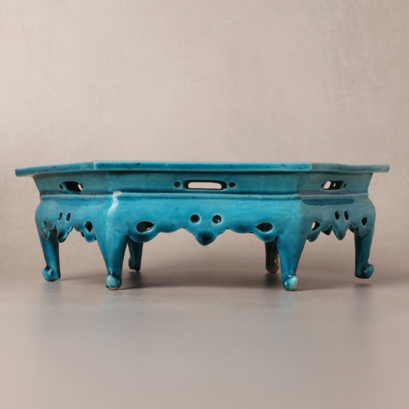 清康熙 孔雀綠釉六方座 | A Chinese turquoise-glazed hexagonal stand, Qing dynasty, Kangxi period - 图1