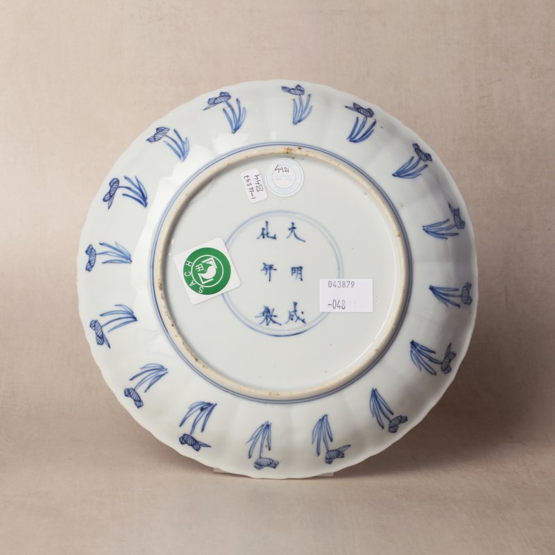 清康熙 青花狩獵圖盤 《大明成化年製》款 | Santos Collection | A Chinese blue and white 'hunting scene' dish, Qing dynasty, Kangxi period - 图3