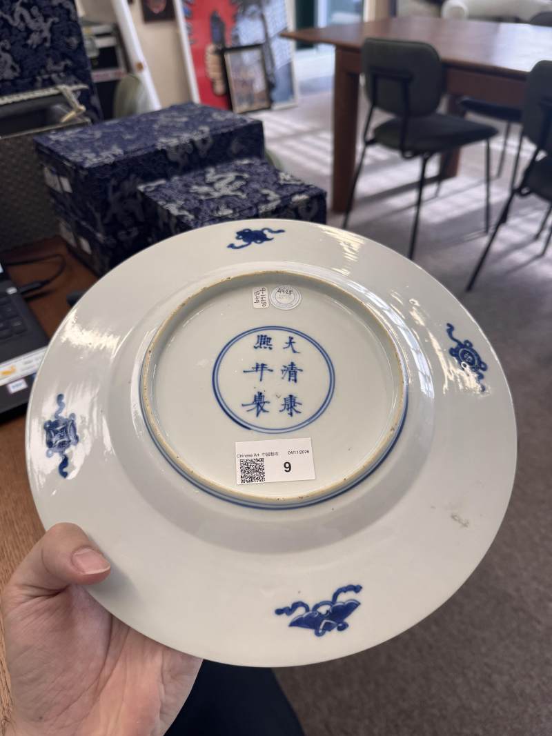 清康熙 青花人物圖盤 《大清康熙年製》款 | Santos Collection | A fine Chinese blue and white 'figural' dish, Qing dynasty, Kangxi mark and of the period - 图8