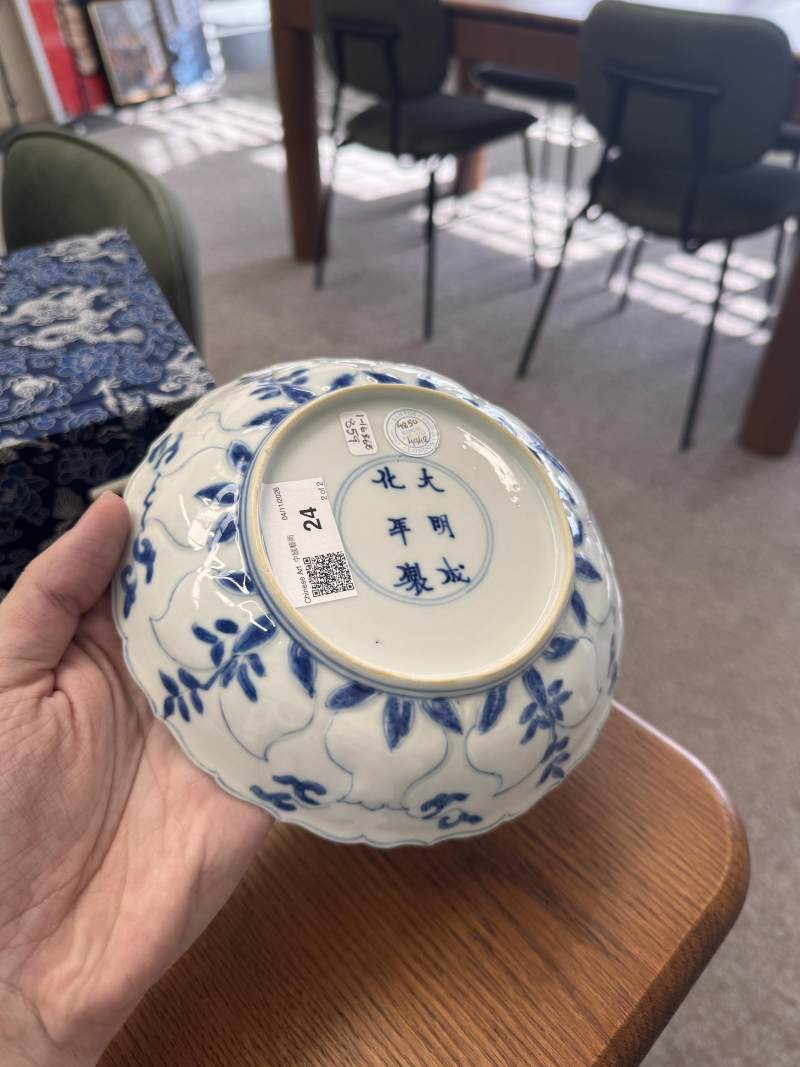清康熙 青花模印仕女圖盤一對 | Santos Collection | Two Chinese blue and white moulded 'ladies' dishes, Qing dynasty, Kangxi period - 图13