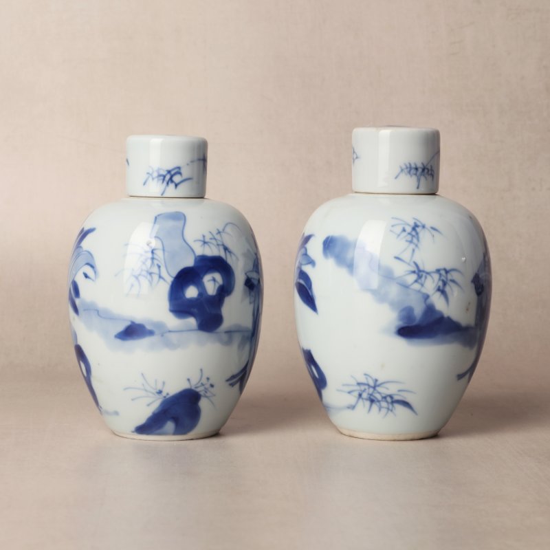 清康熙 青花仕女圖蓋罐一對 | Santos Collection | A pair of Chinese blue and white 'ladies' jars and covers, Qing dynasty, Kangxi period - 图3