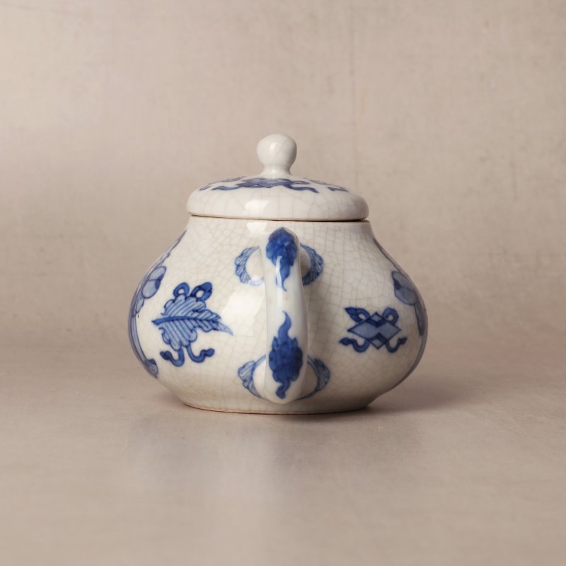 清康熙 漿胎青花仕女圖小茶蓋壺 《玉》款 | Santos Collection | A small Chinese soft-paste blue and white teapot and cover, Qing dynasty, Kangxi period - 图2