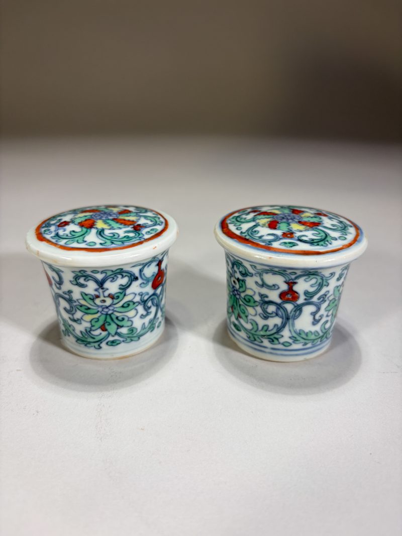 清雍正 斗彩缠枝花卉纹轴头一对 - 图2