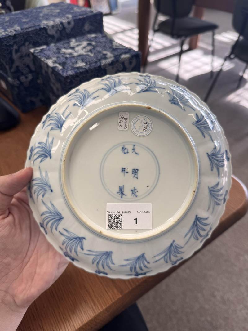 清康熙 青花狩獵圖盤 《大明成化年製》款 | Santos Collection | A Chinese blue and white 'hunting scene' dish, Qing dynasty, Kangxi period - 图10