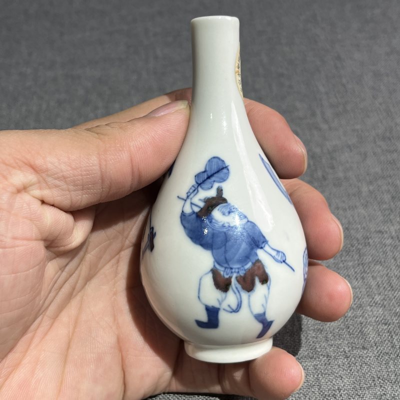 清晚期青花釉里红人物故事胆瓶一对 - 图11