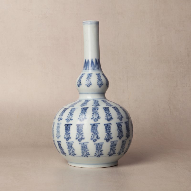 清康熙 青花壽字葫蘆瓶 | Santos Collection | A Chinese blue and white double-gourd 'shou' vase, Qing dynasty, Kangxi period - 图1