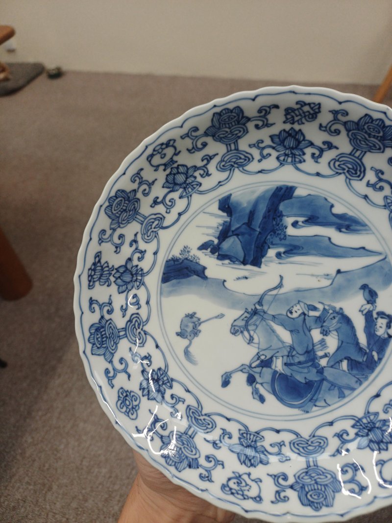 清康熙 青花狩獵圖盤 《大明成化年製》款 | Santos Collection | A Chinese blue and white 'hunting scene' dish, Qing dynasty, Kangxi period - 图10