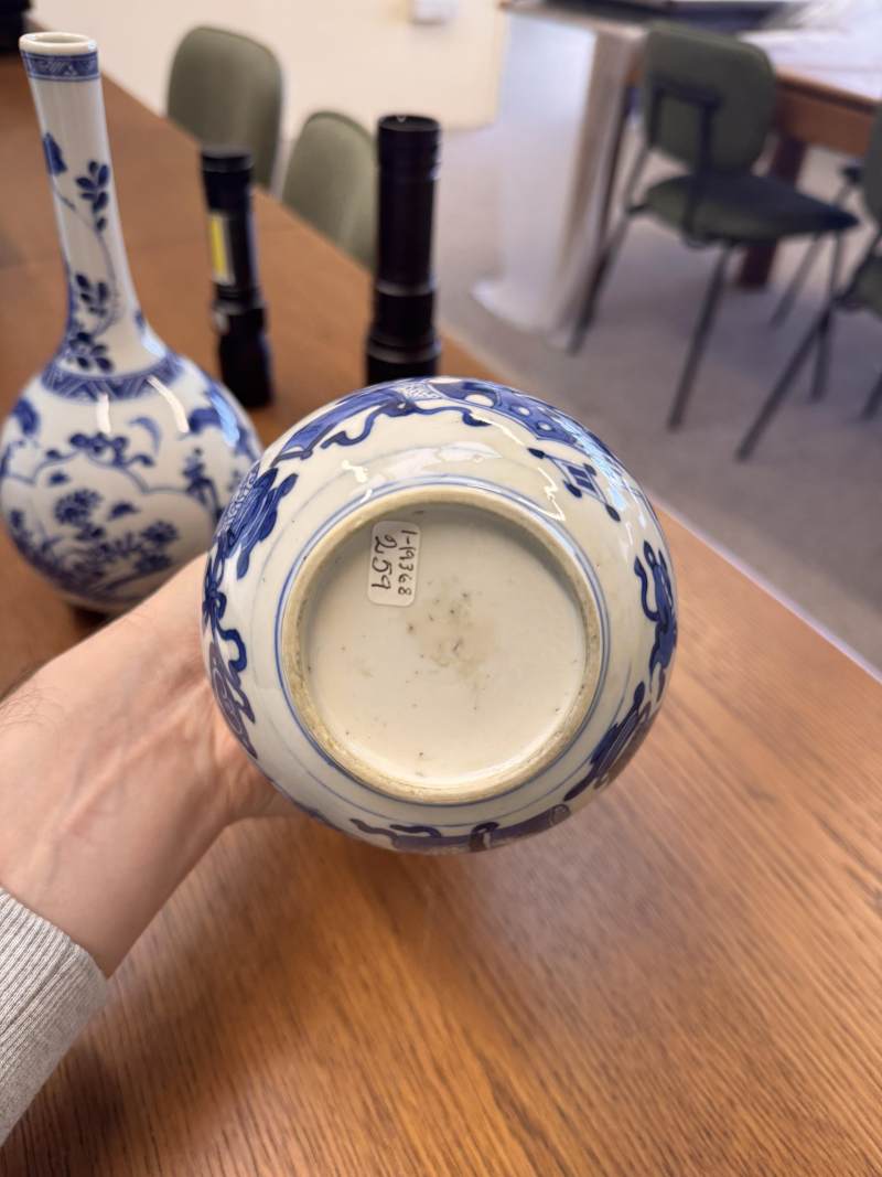 清康熙 青花花卉紋直頸瓶一對 | Santos Collection | A pair of Chinese blue and white bottle vases, Qing dynasty, Kangxi period - 图28