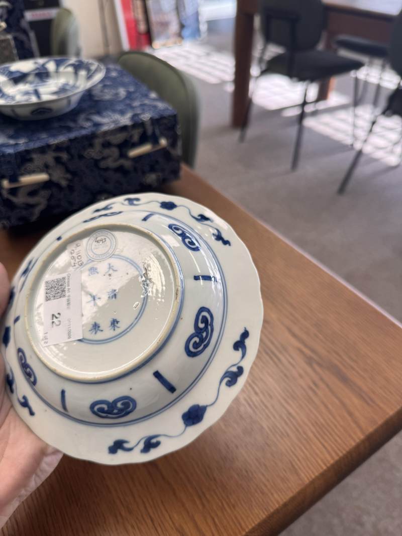 清康熙 青花長衣秀女圖盌一對 《大清康熙年製》款 | Santos Collection | A pair of Chinese blue and white 'Long Eliza' bowls, Qing dynasty, Kangxi mark and period - 图15
