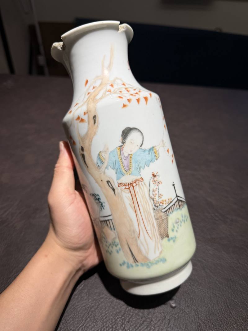 民国 浅绛朱玉廷款仕女灯笼瓶 - 图2
