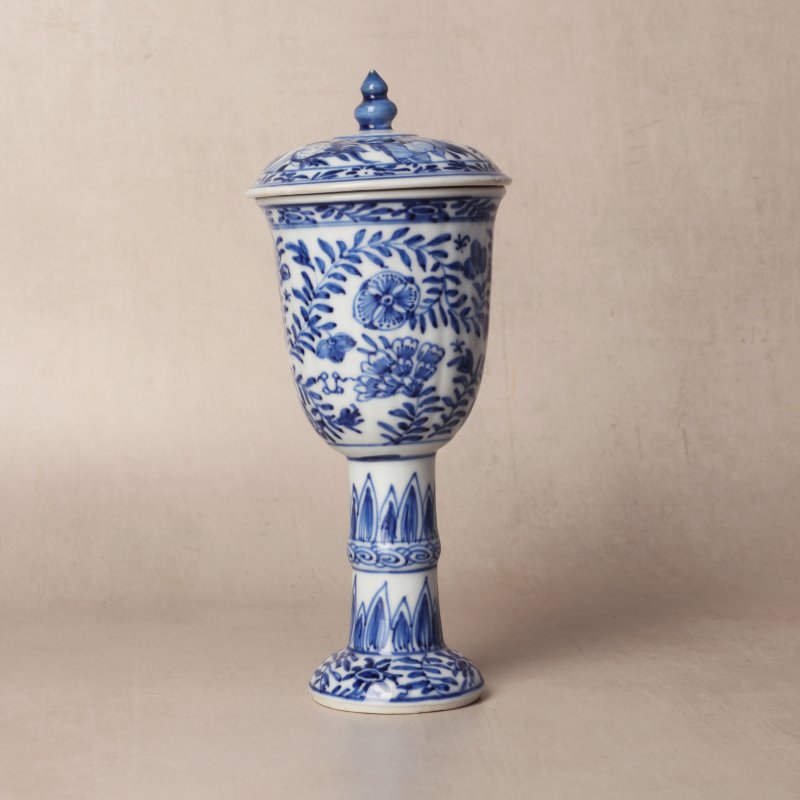 清康熙 青花花卉紋高足蓋盃 | Santos Collection | A Chinese blue and white goblet and cover, Qing dynasty, Kangxi period - 图1