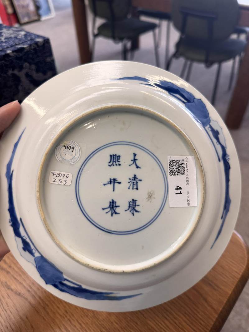 清康熙 青花仕女圖盤 《大清康熙年製》款 | Santos Collection | A Chinese blue and white 'ladies' dish, Qing dynasty, Kangxi mark and of the period - 图7