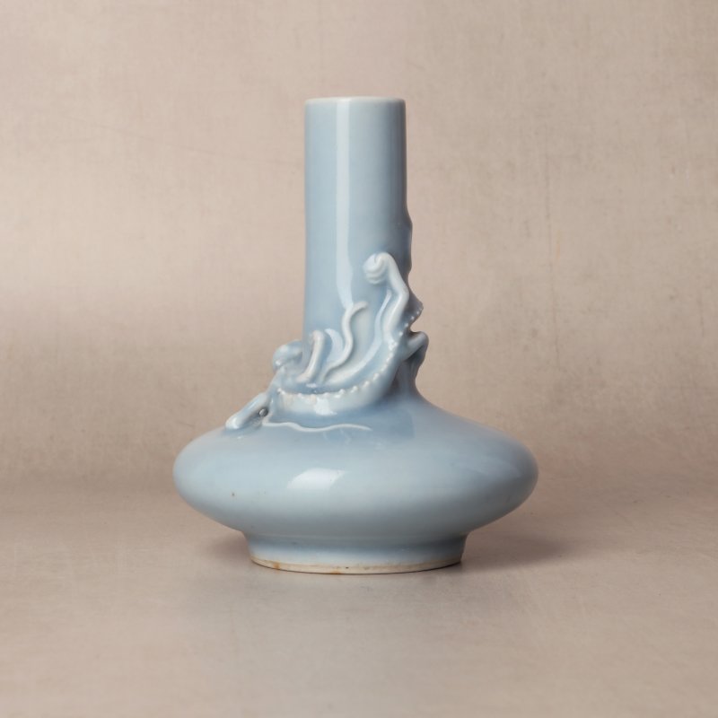晚清／民國 天藍釉螭龍紋長頸瓶 《大清乾隆年製》款 | A fine Chinese monochrome clair-de-lune 'chilong' vase, late Qing dynasty / Republic period - 图2