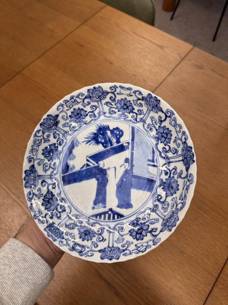 清康熙 青花人物故事圖盤 《大清康熙年製》款 | Santos Collection | A Chinese blue and white 'figural' dish, Qing dynasty, Kangxi period - 图6