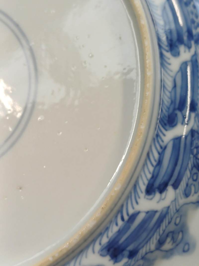 清康熙 青花龍鯉躍龍門圖盤 《大清康熙年製》款 | Santos Collection | A Chinese blue and white 'dragon and carp' dish, Qing dynasty, Kangxi mark and of the period - 图18