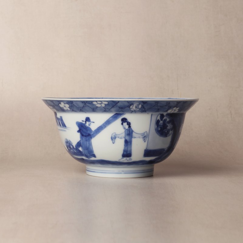 清康熙 青花仕女嬰戲圖折沿盌 《大清康熙年製》款 | Santos Collection | A Chinese blue and white klapmuts bowl, Qing dynasty, Kangxi mark and of the period - 图2