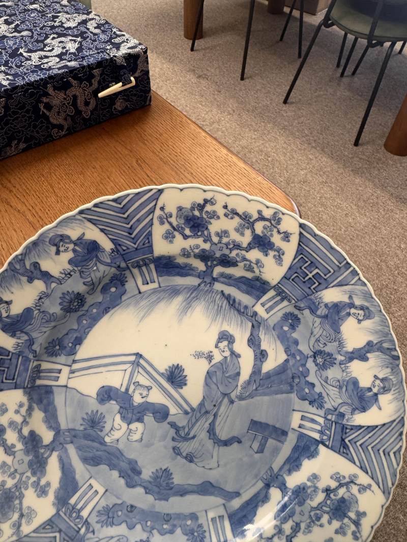 清康熙 青花嬰戲仕女圖盤 | Santos Collection | A Chinese blue and white 'figural' dish, Qing dynasty, Kangxi period - 图6